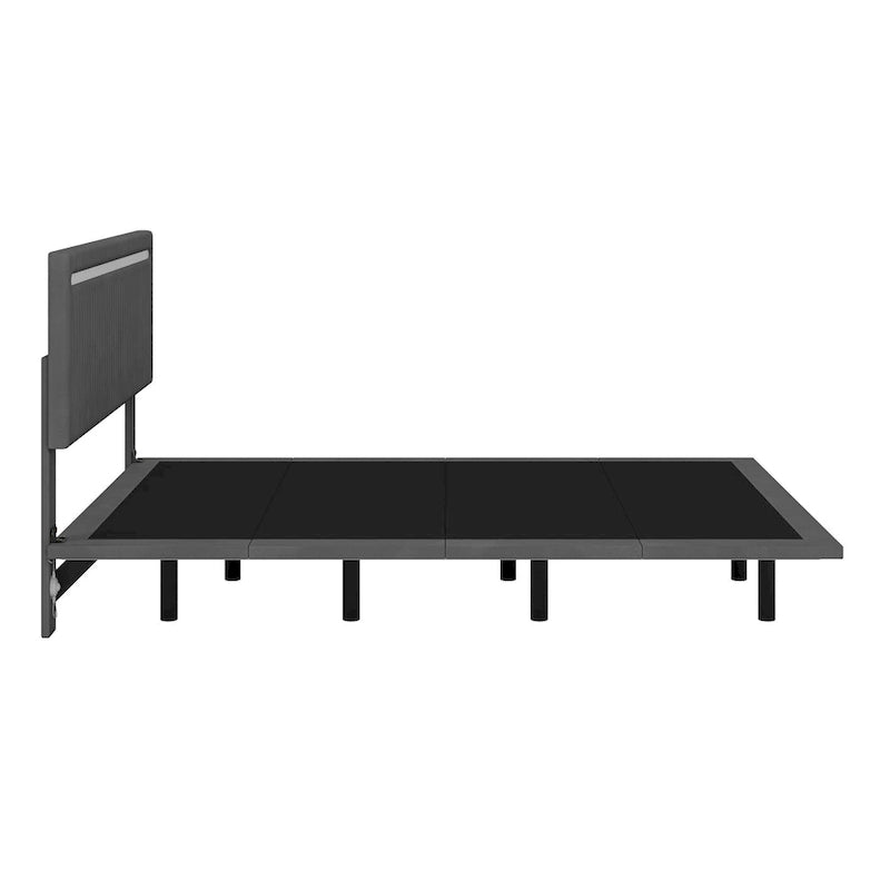 Struttura letto sospesa matrimoniale/queen, imbottita in velluto e dotata di testiera trapuntata a canali verticali; non richiede rete a molle