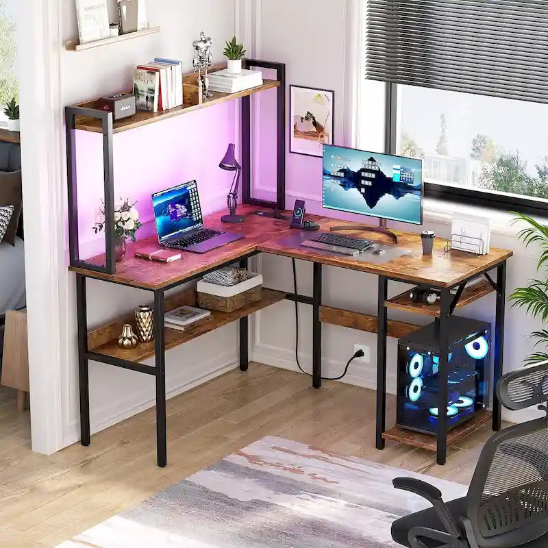 Scrivania angolare a L per computer con alzata e ripiani contenitori, tavolo da gaming ad angolo con luci LED
