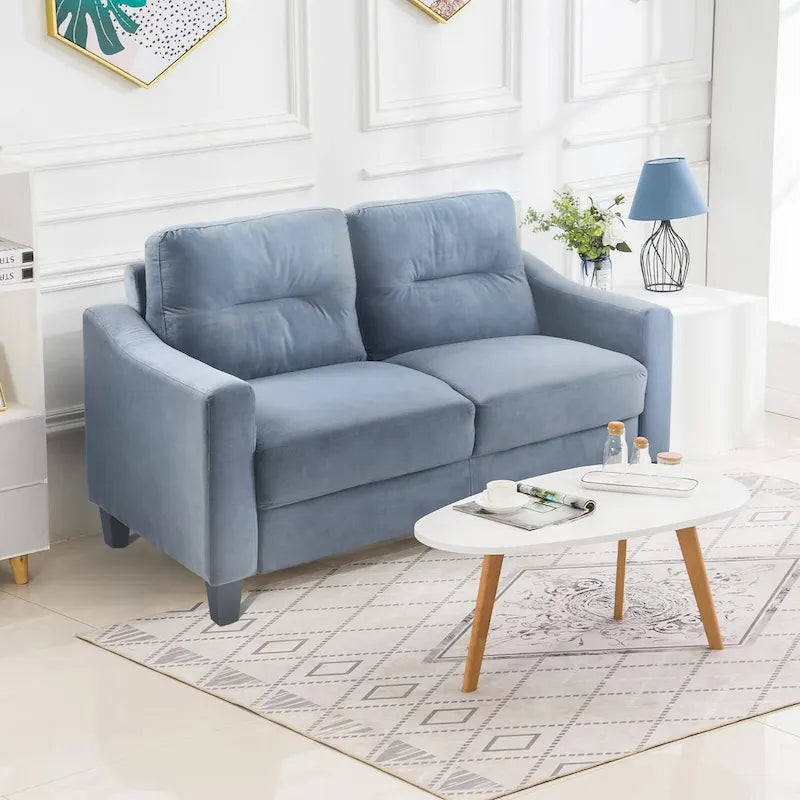 Wygodna sofa lub fotel tapicerowane aksamitem