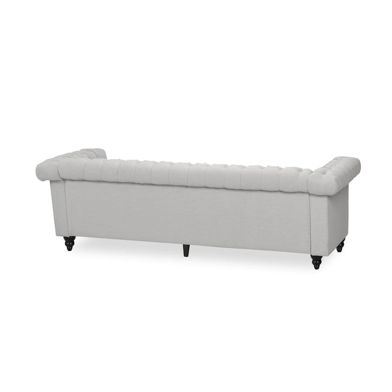 Szara sofa Chesterfield z pikowaniem w guziki