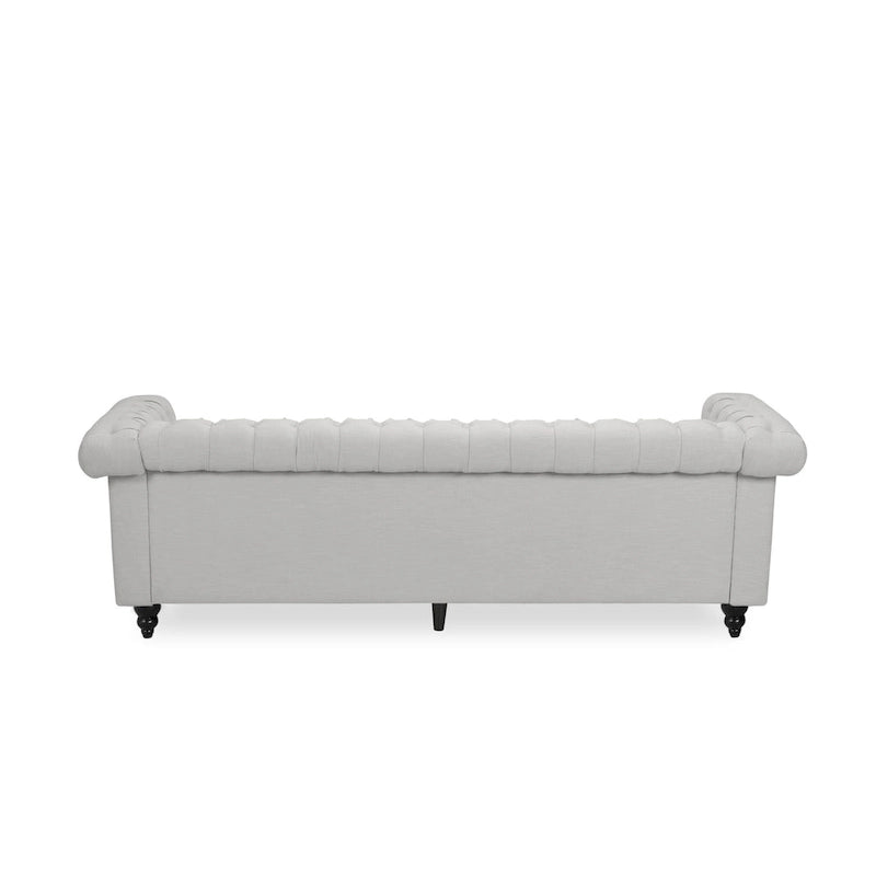 Szara sofa Chesterfield z pikowaniem w guziki