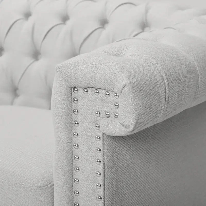 Szara sofa Chesterfield z pikowaniem w guziki