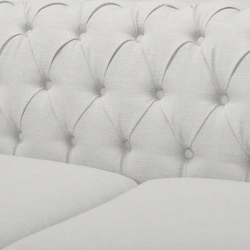 Szara sofa Chesterfield z pikowaniem w guziki