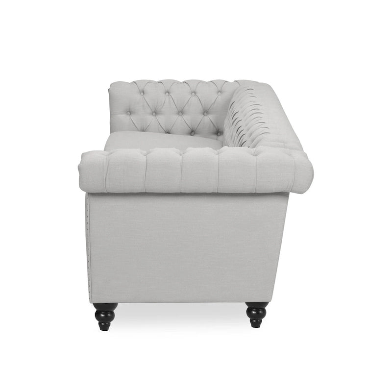 Szara sofa Chesterfield z pikowaniem w guziki