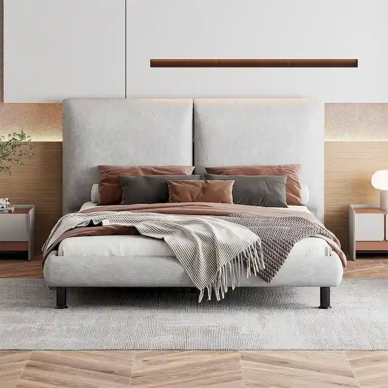Letto a piattaforma imbottito con due grandi testiere e tessuto spesso in poliestere